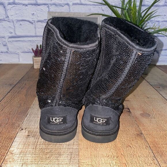 Ugg short black sequin boots with flaw - Picture 4 of 13